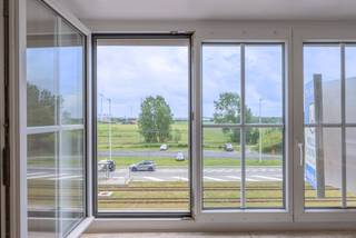Verzorgd hoekappartement met 3 slaapkamers, vlakbij het strand van Zeebrugge. <br />Het appartement werd recent vernieuwd en geniet van een energetisch A-label dankzij het airco-systeem, de dakisolatie, de dubbele beglazing en de aanwezige zonnepanelen! <br /><br />Indeling:<br />Inkomhal met apart toilet, een toffe leefruimte met bijzonder veel licht, een verzorgde keuken, een badkamer met douche en 3 slaapkamers. In de kelderverdieping nog een grote berging met plaats voor wasmachine- en droogkast.<br /><br />Mogelijkheid tot het bijhuren van een gelijkvloerse garagebox achteraan het gebouw, mits de meerprijs van 115 euro/maand.<br /><br />Huurprijs: € 985 per maand, syndicuskosten inbegrepen.<br />Onmiddellijk beschikbaar.<br /><br />Bezoeken? Contacteer Willem Cauwels op tel. 050/89.27.70.