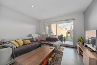 <p>Deze instapklare woning in de Nieuwe Molenstraat 122, Sint-Niklaas, op een centrale locatie nabij scholen, park en openbaar vervoer.</p>

<p>Dit charmante huis biedt drie leuke slaapkamers, een gezellige tuin van 70 m² en een praktische garage achteraan het perceel. Dankzij de achteruitweg langs de garage is het ideaal voor fietsers en vlotte toegang. De woning ligt in een residentiële buurt met alle voorzieningen binnen handbereik, inclusief treinstation, ziekenhuis en invalswegen.</p>

<p>Belangrijkste ruimtes:<br />• Inkomhal (8 m²) met toegang tot de leefruimte<br />• Living (21 m²) met aangename lichtinval<br />• Keuken (23 m²) voorzien van vaatwasser, keramische kookplaat, koelkast, dampkap en ingemaakte kasten<br />• Badkamer (4 m²) met inloopdouche, wastafel in meubel, aansluitingen voor wasmachine en droogkast, ingemaakte kasten<br />• Drie slaapkamers (25 m², 15 m², 10 m²)<br />• Toilet (2 m²) met handenwasser<br />• Nachthal (5 m²)<br />• Tuin (70 m²) voor ontspanning en buitenactiviteiten<br />• Garage (24 m²) bereikbaar via achteruitweg<br /><br />Troeven:<br />• Instapklaar met 3 leuke slaapkamers<br />• Gezellige tuin en garage achteraan het perceel<br />• Achteruitweg langs de garage, ideaal voor fietsers</p>