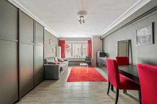 Op de vijfde verdieping van residentie Auteuil in hartje Oostende vindt u deze studio met veel potentieel. Dankzij de centrale ligging bent u op wandelafstand van winkels, restaurants, het openbaar vervoer én natuurlijk de prachtige zeedijk. De studio biedt een lateraal zeezicht, waardoor u dagelijks kan genieten van een glimp van de Noordzee. Hoewel de studio renovatie vraagt, is dit de perfecte kans om uw eigen stempel te drukken en een moderne, praktische woonruimte te creëren volgens uw smaak. Daarnaast beschikt de studio over een privatieve kelderberging, ideaal voor strandgerief of extra opslagruimte.