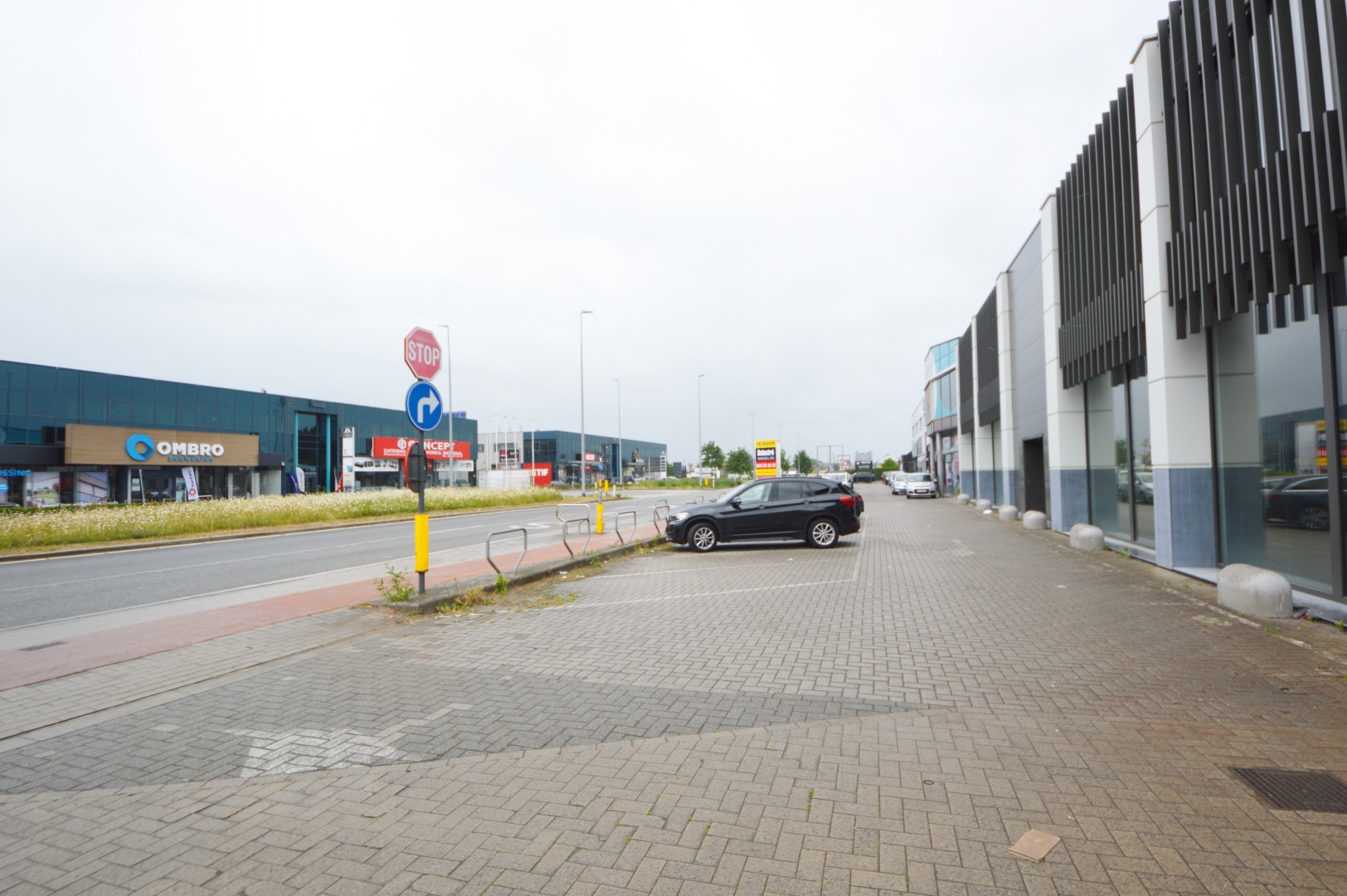 COMMERCIEEL GEBOUW BAANLOCATIE MET PARKING NABIJ MCDONALDS - foto 3