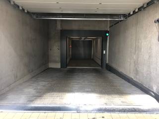 * Gesloten garagebox, elektrische buitenpoort + autolift * Op wandelafstand van de Zeedijk  * Afmetingen: hoogte 2,05m - breedte 2,15m - diepte...