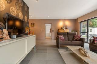 Moderne, vrijstaande woning op perceel van ca. 2.072 m² dicht bij het centrum van Tessenderlo, nabij supermarkt, winkels, openbaar vervoer,.. De woning is tegelijkertijd ook erg rustig gelegen, met natuurgebied aansluitend achteraan het perceel. De woning werd gebouwd in 2005. Ze omvat mooie open leefruimten, 6 slaapkamers, 2 badkamers, een bureauruimte, multifunctionele zolder, een dubbele inpandige garage en een groene tuin rondom.<br /><br />Gelijkvloers:<br />U betreedt de woning via de lichtrijke inkomhal met gastentoilet. De hal geeft toegang tot de zeer ruime en lichte woonruimte. Deze omvat een eethoek, zithoek en bureauruimte met hoog plafond dat ruimtelijk effect creëert. De bureauruimte zit verweven in de leefruimtes, afgescheiden door een muurtje. De bureau is vindingrijk verborgen in de inbouwkast. De keuken bevindt zich links langs de woonruimte en is voorzien van alle hedendaags comfort en gaskookplaat. Via de grote schuiframen in woonkamer en keuken kan u het zuid gerichte terras betreden. Na de keuken volgt de wasplaats met berging en inpandige garage met voldoende ruime voor 2 wagens. Vanuit de garage is er toegang tot de kelder. Gelijkvloers is er vervolgens ook een badkamer met douche en wastafel. <br /><br />Verdieping:<br />De trap biedt vanuit de inkomhal toegang tot de bovenverdieping. Hier treft u 4 ruime slaapkamers. Een badkamer voorzien van inloopdouche en dubbele lavabo. Verder nog een apart toilet op de nachthal. De zolder is te bereiken via een vaste trap. Deze ruimte kan multifunctioneel ingezet worden o.a. extra slaapkamer, bureau, speelruimte, hobbykamer… <br /><br />Tuin:<br />De tuin op het zuiden is volledig ingesloten en biedt privacy. Tuinberging en tuinhuis aanwezig. Op het zonneterras met vijver aan de woonruimte/keuken is het zalig genieten tijdens de tussenseizoenen en de zomer. De tuin is prachtig aangelegd, voorzien van verschillende perkjes. Het perceel sluit aan op achterliggend natuurgebied. <br /><br />Bijzonderheden:<br />- Rustige natuurligging nabij het centrum<br />- Rolluiken<br />- 24 zonnepanelen met certificaten <br />- Regenwaterput, aangesloten op toiletten, wasmachine en buitenkraantjes <br />- Ruime kelder<br />- Zuid georiënteerd <br />- Grote zolderruimte met vaste trap