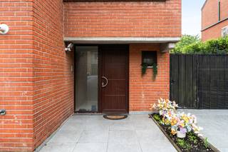 [[ DIT PAND NEEMT DEEL AAN DE ERA OPEN HUIZEN DAG OP 19/9 VAN 11:00 TOT 12:00 ]]
<p><strong>Halfopen woning in het centrum van Sint-Stevens-Woluwe, op een strategische ligging nabij openbaar vervoer en invalswegen.</strong><br />Deze woning uit 1978 combineert energiezuinig wonen (EPC-label B) met ruime leefruimtes en een grote zuidgerichte tuin van 272 m². Gelegen in de woonkern, biedt dit huis een comfortabele indeling en een aangename buitenruimte, ideaal voor gezinnen die ruimte en licht waarderen.<br /><br /><u><strong>Belangrijkste ruimtes:</strong></u><br />• Woonkamer met inbouwcassette, veel lichtinval en toegang tot het terras.<br />• Eetkamer aansluitend op de keuken.<br />• Volledig ingebouwde keuken met ontbijthoek.<br />• Vijf slaapkamers, waarvan één nu als dressing.<br />• Badkamer met inloopdouche.<br />• Garage met aansluitingen voor wasmachine en droogkast, waterverzachter en verwarmingsketel.<br />• Zuidgerichte tuin (272 m²) met terras en tuinhuis.<br />• Zolder voor extra opslag.<br /><br /><u><strong>Troeven:</strong></u><br />• Energiezuinig met EPC-label B.<br />• Ruime leefruimtes voor optimaal wooncomfort.<br />• Grote zuidgerichte tuin met terras.<br /><br />Meer informatie of een bezoek met Lynn Gorin? Contacteer ons via +3223351115<br />JOUW DROOMHUIS. ZO GEVONDEN!</p>