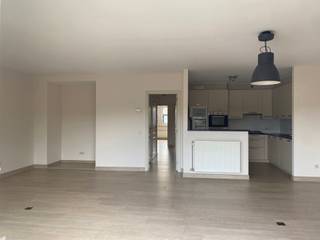 SCHILDE - Recent opgeschilderd en energiezuinig appartement met terras, lift en garageboxINDELING:De royale woonruimte met een open keuken, uitgerust...