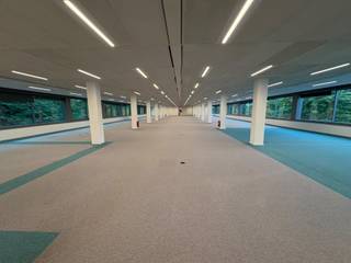 <p><strong>ALGEMEEN</strong></p>
<p>Moderne kantoorruimte van ca. 1.180 m² op de eerste verdieping van The Sage in Berchem, in de onmiddellijke omgeving van station Antwerpen-Berchem. Zowel de kantoorruimten als de gemeenschappelijke delen werden recent volledig vernieuwd, met hoogwaardige materialen en een up-to-date afwerking. De licht open ruimtes bieden tal van mogelijkheden voor bedrijven die een flexibele en professionele werkomgeving wensen.</p>
<p>The Sage is een kantorendomein in campusstijl, met een tijdloze, klassieke architectuur, op een totale oppervlakte van meer dan 38.000 m². Het project is voorzien van alle hedendaagse technieken en alle aandacht ging uit naar het behoud van een groene, rustige en werkvriendelijke omgeving.</p>
<p>Binnen het gebouw kan u gebruikmaken van tal van handige faciliteiten: een volledig vernieuwd restaurant, een meeting center, fitness, douches en een strijkdienst. Verder zijn er charging stations voor e-bikes en elektrische wagens, alsook parkeermogelijkheden op het domein.</p>
<p>De ligging is uitzonderlijk goed bereikbaar: op wandelafstand van station Antwerpen-Berchem, met directe toegang tot de Antwerpse ring.</p>
<p><strong>KENMERKEN</strong></p>
<ul>
<li>Kantoorruimte van ca. 1.180 m²</li>
<li>Eerste verdieping</li>
<li>Afgewerkt met hoogwaardige materialen</li>
<li>Open indeling / flexibele kantoorinrichting mogelijk</li>
<li>Gemeenschappelijke voorzieningen: restaurant, meeting center, fitness, douches, strijkdienst</li>
<li>Uitzonderlijke bereikbaarheid: station Antwerpen-Berchem op wandelafstand, ring en snelwegen, luchthaven Deurne, tram en bus</li>
<li>Parkeermogelijkheden beschikbaar</li>
<li>Groene, rustige en werkvriendelijke omgeving</li>
</ul>
<p><strong>FINANCIEEL</strong></p>
<p><span>Huurprijs kantoor: €150/m²/jaar</span><br /><span>Gemeenschappelijke kosten: +-€45/m²/jaar </span><br /><span>Onroerende voorheffing: +-€14/m²/jaar</span></p>
<p><span>Jaarlijkse huurprijs: €177.000/jaar</span><br /><span>Maandelijkse huurprijs: €14.750/maand</span></p>
<p><span>Huurprijs parkeerplaatsen: op aanvraag</span></p>