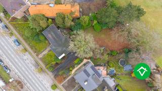 Deze statige woning op een grondoppervlakte van 1411 m² in de Bruggestraat trekt meteen de aandacht: een elegante gevel, authentieke elementen en veel ruimte voor wie groots wil wonen. <br />De ligging is een grote troef, vlakbij winkels, scholen en openbaar vervoer, ideaal voor wie centraal wil wonen met comfort.<br /><br />Via de verhoogde entree met trap komt u binnen in de inkomhal met toegang tot de lichtrijke woonkamer, waar u geniet van een mooi zicht op de omgeving. Op de bovenste verdieping bevindt zich de ruime keuken met plaats voor een eetruimte, een gastentoilet en extra bergruimte.<br />De slaapvertrekken en badkamer bevinden zich op de benedenverdieping, een omgekeerde indeling die optimaal inspeelt op licht en leefkwaliteit. Verder vindt u hier ook de inpandige garage en de technische ruimte.<br /><br />De volledig privatieve tuin biedt rust, privacy en uitzicht op het groen, een aangename meerwaarde.<br /><br />Troeven:<br />- Tal van mogelijkheden om dit pand naar uw smaak te finetunen <br />- Geen renovatieverplichting - energielabel D<br />- Centrale en gunstige ligging<br />- Karaktervolle woning<br /><br />Interesse? Contacteer ons gerust voor meer informatie of plan meteen uw bezoek in.