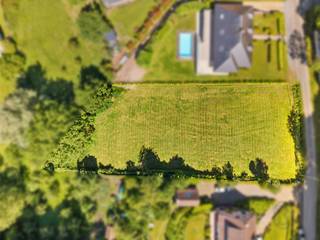 Deze prachtige bouwgrond van 2157m2 is prachtig gelegen, in één van de mooiste straten van Ronse, aan het Muziekbos, en genietend van een weids...