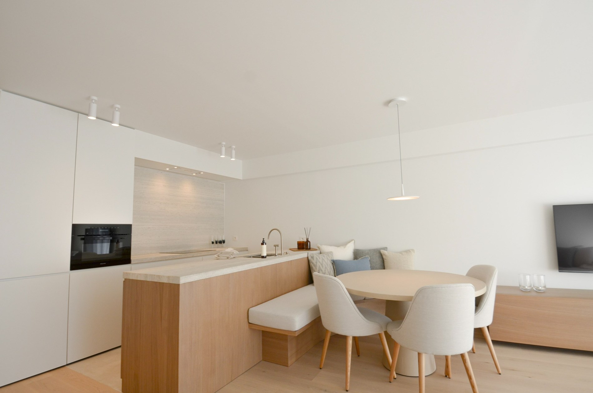 Centraal gelegen, volledig gerenoveerd appartement met drie slaapkamers. - foto 4