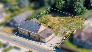 Unieke kans voor investeerders of projectontwikkelaars.Perceel van ca. 1.450 m² met bestaande (te slopen) woning en bijgebouw.Straatbreedte ca. 35...