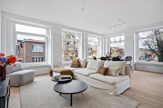<p>Dit stijlvolle hoekappartement van 131m² in Lier biedt ultiem comfort en een eigentijds design. Het appartement beschikt over een riante inkomhal met veel natuurlijk licht, twee ruime slaapkamers, bureau, een volledig ingerichte badkamer en een open leefruimte. Uniek is de hoekligging met grote ramen in alle kamers van het appartement. De open keuken met keukeneiland is voorzien van moderne keukenapparatuur. De luxe badkamer is uitgerust met moderne sanitair, waaronder een badkamermeubel met twee wastafels, een inloopdouche met natuurstenen wanden en is elegant afgewerkt met neutrale tinten. Het appartement kenmerkt zich door de open indeling, hoogwaardige materialen, parketvloeren en een verfijnde, minimalistische esthetiek. Zowel aan de voor- als de achtergevel grenst een terras. Het terras aan de achtergevel is zuid georiënteerd. De combinatie van licht en ruimte creëert een uitnodigende sfeer. Dit is het ideale onderkomen voor wie op zoek is naar een licht appartement met de nodige luxe afwerking en comfort in hartje Lier. Elk appartement beschikt bovendien over een private berging, en één van de gelijkvloerse 1-slaapkamerappartementen heeft een tuin met garage. <strong>Alle appartementen worden verkocht met een verplicht aan te kopen kelderberging.</strong> <strong>Maak een afspraak om de modelappartementen te bezichtigen en meer info te verkrijgen.</strong></p>