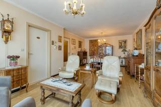 Appartement (eerste verdieping) langs de Raadsherenlaan met 2 slaapkamers, lichtrijke woonruimte, zongericht terras en garagebox (€ 25.000,00). Dit prima onderhouden appartement te koop (81m² aan bewoonbare oppervlakte / EPC B: 125) geniet van een centrale, doch rustige ligging in een kindvriendelijke omgeving nabij het centrum van Sint-Kruis (Brugge), openbaar vervoer, buurtwinkels, warenhuizen, scholen, sportcentra en met een vlotte verbinding richting Brugge, Damme, Knokke, Maldegem...<br />Indeling:<br />Eerste verdieping (circa 81m²):<br />- Ruime inkomhal met gastentoilet;<br />- lichtrijke woonkamer;<br />- afzonderlijke leefkeuken;<br />- praktische berging met CV-installatie;<br />- 2 ruime slaapkamers (14m² &amp; 13m²) waarvan 1 met zongericht terras;<br />- badkamer (4m²) voorzien van ligbad met douchemogelijkheid en lavabo in meubel. <br />Gelijkvloers:<br />- Garagebox (€ 25.000,00)<br /><br />Bestuursmaatregelen in het maatregelenregister: nee