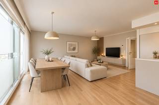 Dit appartement (BJ 2008) bevindt zich op de TWEEDE VERDIEPING (bereikbaar via trap en lift) van de kleinschalige residentie “Louise” in Roeselare, Rumbeeksesteenweg 70 bus 2.1.<br />Met een bewoonbare oppervlakte van 76 m² geniet u hier van comfortabel wonen op een toplocatie, vlak bij winkels, bakker, slager, openbaar vervoer, enz...<br /><br />PLUSPUNTEN:<br />* CENTRALE LIGGING<br />* INSTAPKLAAR <br />* 2 BALKONNEN<br /><br />INTERIEUR<br />Via de gemeenschappelijke inkomhal met lift en trap bereikt U het appartement op de tweede verdieping.<br />De inkomhal met apart toilet leidt U naar de lichtrijke leefruimte met rechtstreekse toegang tot het balkon. De open, volledig ingerichte keuken (kookplaat | dampkap | oven | microgolf | dubbele spoelbak | frigo) beschikt over een praktische berging.<br />Het appartement telt twee slaapkamers, waarvan één kamer rechtstreeks toegang geeft tot het balkon. De badkamer is uitgerust met lavabo met meubel en douche, en beschikt over aansluitingen voor wasmachine en droogkast.<br /><br />EXTERIEUR<br />De eigendom biedt twee balkonnen waar u heerlijk kan genieten.<br />In de straat is er ruime parkeergelegenheid. Daarnaast is er nog een gemeenschappelijke fietsenberging.