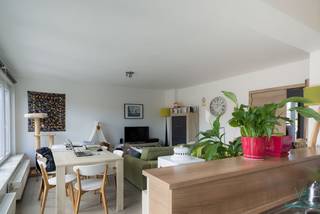 Lichtrijk appartement te huur op Heilig Hartplein te Zottegem op het eerste verdiep Dit appartement beschikt over een ruime inkomhal met ingemaakte...