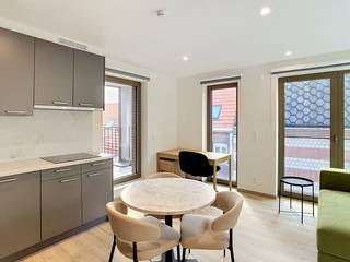 <p>Wonen in het bruisende centrum van Leuven, op wandelafstand van alles wat de stad te bieden heeft, in een instapklare studio die helemaal nieuw is. Deze gezellige studio aan de Diestsestraat 209 is jouw nieuwe thuisbasis, waar comfort en ligging hand in hand gaan. Volledig gemeubeld en onmiddellijk beschikbaar, hoef je alleen nog je koffers uit te pakken.</p><p>De indeling is functioneel en doordacht opgezet. Je betreedt de studio en komt terecht in een lichtrijke leefruimte die naadloos overgaat in de slaapkamer, dé ideale plek om tot rust te komen na een drukke dag. Deze ruimte vormt het hart van de woning en is als bewoonbare oppervlakte volledig ingericht om maximaal comfort te bieden. Daarnaast geniet je van een eigen terras, perfect om in het weekend van een kopje koffie te genieten of gewoon even buiten te zijn zonder de drukte van de stad.</p><p>Als nieuwbouwproject beschikt deze studio over een uitstekend EPC-label A met een score van 51, wat garant staat voor een energiezuinige en comfortabele woonervaring. De afwerking is van hedendaagse kwaliteit, passend bij een gloednieuw gebouw waar niets aan het toeval is overgelaten. De gemeenschappelijke kosten bedragen 90 euro per maand, bovenop de maandelijkse huurprijs vanaf 895 euro.</p><p>De ligging is werkelijk een troef op zich: winkels, scholen, sportfaciliteiten en openbaar vervoer bevinden zich allemaal binnen handbereik. Ook het station van Leuven en de invalswegen zijn vlot bereikbaar, waardoor je zowel te voet, met de fiets als met de auto overal snel geraakt. Deze centrale ligging maakt van deze studio een ideale uitvalsbasis voor wie van stadsleven houdt zonder in te boeten op bereikbaarheid.</p><p>Spreekt deze studio je aan en wil je de sfeer met eigen ogen komen ontdekken? Neem gerust contact op met ons kantoor om een bezoek in te plannen. We helpen je graag verder en staan klaar om al je vragen te beantwoorden.</p>