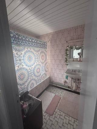 <p>Rechtstreeks van eigenaar, geen makelaars</p><p>Op zoek naar een ruime woning met praktische voorzieningen en interessante mogelijkheden? Deze halfopen bebouwing in Rijkevorsel is rustig gelegen nabij centrum en scholen en beschikt over een bewoonbare oppervlakte van 175 m², is gelegen op een perceel van 255 m² en biedt tal van troeven, waaronder drie slaapkamers, een tuin, een garage en een bijkomende staanplaats.</p><p>De woning werd steeds goed onderhouden en is momenteel verhuurd aan een solide huurder. Daarmee kan ze interessant zijn voor zowel investeerders als kandidaat-kopers die op termijn zelf de woning willen betrekken, rekening houdend met de bestaande huurovereenkomst (6 maanden opzeg voor eigen betrekking).</p><p>De woning beschikt over een praktische indeling en ruime leefmogelijkheden. Via de inkomhal krijg je toegang tot de keuken en de woonkamer. De woonkamer sluit aan op de veranda, die extra ruimte biedt en verschillende inrichtingsmogelijkheden heeft.</p><p>Aansluitend op de veranda bevindt zich op het gelijkvloers een praktische wasplaats met douche.</p><p>Op de eerste verdieping geeft de overloop toegang tot drie slaapkamers en een badkamer. Daarnaast beschikt de woning over een kelder, én een zolder die bereikbaar is via een zoldertrap, die extra bergruimte bieden.</p><p>Ook buiten heeft deze woning heel wat te bieden. Op het perceel van 255 m² bevinden zich een tuin, een garage en een extra staanplaats.</p><p>Vernieuwd dak : In december 2024 werd het dak volledig vernieuwd. Het nieuwe dak voldoet aan de geldende isolatievoorschriften. Dit betekent dat een belangrijke investering reeds werd uitgevoerd.</p><p>EPC en renovatieplicht : De woning heeft momenteel een EPC-label F en valt bijgevolg onder de renovatieplicht. De veranda, die voorzien is van polycarbonaatplaten, heeft een belangrijke invloed op de huidige energiescore.</p><p>Door de energetische prestaties van deze ruimte te verbeteren, zijn er mogelijkheden om het EPC-label op te waarderen. Een verbetering naar label D kan mogel</p>