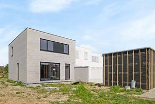 Deze halfopen moderne nieuwbouwwoning (lot 11) wordt gerealiseerd in een residentiële omgeving aan een nieuwe invalsweg van de Warandestraat. De woning werd reeds wind- en waterdicht opgebouwd en wordt binnenin verder kwalitatief afgewerkt door Dumobil Woonprojecten naar wens en materiaalkeuze van de koper.<br /><br />De woning met plat dak en 2 volwaardige bouwlagen is voorzien van 3 slaapkamers, een bergruimte, een badkamer met bad, inloopdouche en dubbele wastafel, en 2 aparte toiletten. De leefruimte heeft een open keuken met eiland, een eet- en zithoek, en eventueel een bureauhoek. Naast de keuken is een handige wasplaats voorzien. De gevel wordt afgewerkt met een grijze steen, houten bekleding en zwart buitenschrijnwerk. De woning staat op een perceel van 311m² en binnen de prijs van de woning hoort een vrijstaande carport, een tuinhuis en de volledige afwerking van de ideale zuidwest gerichte tuin! De woning is uitgerust met duurzame technieken zoals een geothermische warmtepomp en vloerverwarming.<br /><br />Dit nieuwbouwproject is voorzien van groenzones en een fijn wandel- en fietspad waardoor je makkelijk zonder wagen op pad kan. Bijvoorbeeld naar het Kasteel van Moorsele of het Groen Lint Park vlakbij. Daarbij zijn er supermarkten op wandelafstand.<br /><br />Deze all-inprijs excl. kosten omvat een volledig afgewerkte, instapklare woning met álle voorzieningen en omgevingswerken inbegrepen. De totale kostprijs inclusief wettelijke kosten waaronder registratierechten, btw, notariskosten en aansluitingskosten kan je eenvoudig bekijken op onze <u><strong>website</strong></u>: <u><strong>www.dumobil.be/nl/woonprojecten/projecten/moorsele</strong></u>.<strong> </strong>En/of contacteer onze bouwadviseur Sam Borrey voor meer info: 0483/21.01.33 | sam@dumobil.be