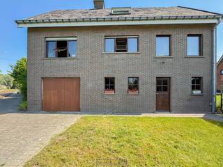 Veelzijdige, te renoveren woning met INPANDIGE GARAGE, RUIME WERKPLAATS en een VOLLEDIG ONDERKELDERDE STRUCTUUR, perfect voor gezinnen...