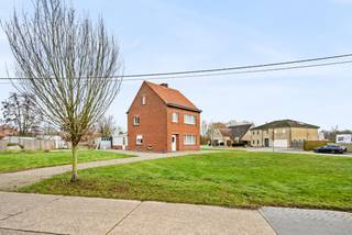 Te renoveren woning gelegen in een rustige straat, op wandelafstand van het dorpscentrum van Veerle. Het zuidgericht perceel heeft een oppervlakte...