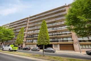 <p><strong>immo DAVID stelt voor: 3-slaapkamerappartement met garage </strong></p>
<p>Op de vijfde verdieping van een gebouw met lift bevindt zich dit ruime appartement van 182 m². Bij het binnenkomen komt u terecht in een leefruimte van 65 m², die aansluit op de ingerichte keuken van 12 m² met toegang tot een zuidwestgericht terras van 18 m², voorzien van zonnewering.</p>
<p>Via de nachthal bereikt u de drie slaapkamers 13 m², 15 m² en 10 m². De master bedroom beschikt over een eigen badkamer met dubbele wastafel en ligbad. Daarnaast is er nog een aparte douchekamer van 5 m².</p>
<p>Verder beschikt het appartement over twee kelders elk van 4 m² en een garage van 19 m². .</p>
<p>De ligging is een grote troef: op wandelafstand bevinden zich de Basiliek van Koekelberg, het Elisabethpark, de Kasteelhoeve Karreveld en de Royal Daring Hockey Club. Ook het ziekenhuis Chirec ligt vlakbij. Winkels zijn eenvoudig bereikbaar en voor verplaatsingen zijn er uitstekende verbindingen met het openbaar vervoer, waaronder buslijn 20 en tramlijn 9.<br />Bestuursmaatregelen in het maatregelenregister: in aanvraag.</p>