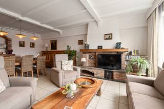 <p>Ruim en lichtrijk appartement op de Blancefloerlaan in Antwerpen-Linkeroever, met winkels, scholen en openbaar vervoer vlakbij.</p>
<p> </p>
<p>Dit gesloten appartement biedt drie comfortabele slaapkamers en grote raampartijen die zorgen voor een aangename natuurlijke lichtinval en een open woongevoel. Een private staanplaats kan apart worden aangekocht voor €25.000, wat extra comfort en zorgeloos parkeren garandeert. De ligging op Linkeroever is ideaal: een rustige woonomgeving met een vlotte verbinding naar het centrum van Antwerpen.</p>
<p> </p>
<p>Belangrijkste ruimtes:<br />• Lichtrijke woonkamer met grote ramen en gezellige indeling.<br />• Keuken uitgerust met vaatwasser, dampkap, oven en elektrische kookplaat.<br />• Drie slaapkamers, elk met voldoende ruimte voor slaap en opslag.<br />• Badkamer met douche, dubbel wastafelmeubel en toilet.<br />• Inkomhal met ingemaakte kasten.<br />• Apart toilet met handenwasser.<br />• Kelder voor extra opslag.</p>
<p> </p>
<p>Troeven:<br />• Ruim en lichtrijk 3-slaapkamerappartement.<br />• Private staanplaats apart aan te kopen.<br />• Uitstekende ligging op Linkeroever.</p>
<p> </p>
<p>Neem vandaag nog contact op met je ERA-makelaar voor een bezoek.</p>
<p> </p>
<p>JOUW DROOMAPPARTEMENT. ZO GEVONDEN!</p>