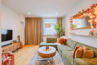 <p><span>Op zoek naar een tot in de puntjes gerenoveerde woning met zonnige tuin én garage? Ontdek dan zeker deze charmante woning in het centrum van Grembergen.</span></p><p><span> </span></p><p><span>Achter deze charmante gevel schuilt een volledig gerenoveerde woning, die in 2021 volledig opnieuw werd opgebouwd met veel oog voor detail, kwaliteit en energiezuinigheid. Deze instapklare woning biedt een uitstekende energieprestatie (EPC A), conforme elektriciteit en is volledig asbestveilig.</span></p><p><span> </span></p><p><span>De belangrijkste troeven op een rij:</span></p><ul><li><span>Volledig heropgebouwd in 2021 met hoogwaardige materialen</span></li><li><span>Uitstekende energiescore (EPC A)</span></li><li><span>Zeer ruime leefruimte met open leefkeuken</span></li><li><span>Aangelegde tuin en grote garage (22 m²)</span></li></ul><p><span> </span></p><p><span>Indeling gelijkvloers:</span><span><br />Bij het betreden van de woning komt u in de bijzonder ruime leefruimte, ingedeeld met een gezellige zithoek en een volledig ingerichte leefkeuken. Verder beschikt het gelijkvloers over een praktische berging en een gastentoilet. De zonnige tuin is volledig aangelegd. Achteraan bevindt zich de ruime garage van 22 m², met bovendien extra parkeermogelijkheid voor de garage. </span></p><p><span> </span></p><p><span>Eerste verdieping:</span><span><br />De nachthal geeft uit op een ruime slaapkamer (15 m²) en een stijlvolle badkamer, uitgerust met een dubbele lavabo, een comfortabele inloopdouche en een toilet.</span></p><p><span> </span></p><p><span>Tweede verdieping:</span><span><br />Onder het dak bevindt zich de master bedroom, open tot in de nok, wat zorgt voor een bijzonder ruimtelijk geheel. Mogelijkheid om deze ruimte op te splitsen in 2 aparte slaapkamers (technieken reeds voorzien).</span></p><p><span> </span></p><p><span>De woning onderging in 2021 een bijzonder grondige heropbouw, waarbij alle essentiële elementen werden vernieuwd, waaronder het dak, de vloeren met isolatie, de technieken en de installaties. Dit maakt deze woning een bijzonder zorgeloze investering! </span></p><p><span> </span></p><p><span>Kortom:</span><span> een tot in de puntjes gerenoveerde woning met tuin, garage, ideaal gelegen nabij het centrum van Grembergen. </span></p><p><span> </span></p><p><span>Interesse? Contacteer Axel Lenaerts makelaars voor meer informatie of een bezoek ter plaatse.</span></p><p><span> </span></p>