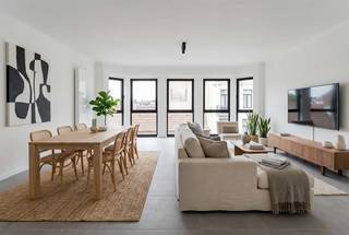 <p>Interesse? Plan dan zelf je bezoek in via onze digitale kalender. Vragen? Neem gerust contact op met Sofie Stalmans via sofie.stalmans@copandi.be of via +32 484 74 47 00.<br /></p><p>Lichtrijk en volledig vernieuwd appartement in hartje Lier<br /></p><p>Op een rustige straat, op wandelafstand van de bruisende Grote Markt, bevindt zich dit prachtige, lichtrijke appartement. Volledig vernieuwd en bereikbaar met de lift, biedt het comfort en modern woonplezier.<br /></p><p>Bij binnenkomst valt de inkomhal met ingemaakte kasten meteen op. De ruime leefruimte met open keuken vormt het hart van het appartement, perfect om te genieten of gasten te ontvangen. Verder beschikt het over een badkamer met douche en twee comfortabele slaapkamers, beide met toegang tot een zonnig terras.<br /></p><p>Ideaal voor wie zelf wil genieten van een centraal gelegen woning of op zoek is naar een interessant opbrengsteigendom.<br /></p><p>✅ Volledig gerenoveerd in 2025<br />✅ 2 slaapkamers<br />✅ Terras<br />✅ EPC-label B<br />✅ Elektriciteit conform<br />✅ Gunstige ligging in Lier nabij winkels, scholen en openbaar vervoer</p>
