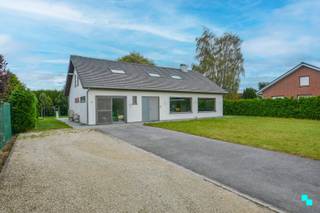 Deze villa met vier slaapkamers bevindt zich aan de stadsrand van Izegem en geniet van een uitstekende bereikbaarheid dankzij de onmiddellijke nabijheid van de Rijksweg en het op- en afrittencomplex E403 Roeselare-Rumbeke. Het perceel heeft een totale oppervlakte van ca. 1717 m² en de woning beschikt over een bewoonbare oppervlakte van 218 m² (volgens EPC). Indeling: Inkomhal met apart gastentoilet en ingebouwde vestiaire, lichtrijke leefruimte, open keuken (voorzien van inductie kookplaat, dampkap, koelkast, vaatwasmachine, combi-oven en dubbele spoelbak), met ingebouwde berging en wasplaats, twee slaapkamers en badkamer met ligbad, wastafel en toilet. Op de eerste verdieping bevindt zich de ruime nachthal, derde toilet, twee slaapkamers met ingebouwde kasten en bureau en onmiddellijke toegang tot de tweede badkamer. Verder beschikt de woning over een grote tuin met aangenaam terras en tuinhuis. Oprit voor meerdere wagens | Elektrische poort vooraan | Airco | Regenput 15.000 liter | <strong>Beschikbaar vanaf 1 januari 2026</strong> | Julie organiseert voor deze woning bezoeken ter plaatse, mits het maken van een afspraak.