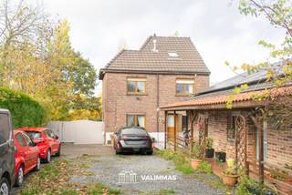 VALIMMAS verhuurt aan de rand van Asse deze gerenoveerde, instapklare woning met apart bijgebouw/studio en grote tuin.... Het gelijkvloers omvat...