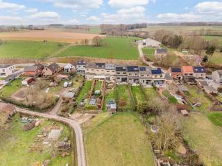 Deze mooie woning waarvan de tuin deels gelegen is in en grenst aan natuurgebied werd gebouwd in 2002. Het einde van de tuin waar men een uitweg...