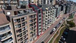 <strong>Kom gerust even langs zonder afspraak op onze OpenHuizenDag zaterdag 8 augustus van 10u30 - 12u30!<br />Blankenberge: Nieuwbouwappartement met 2 slaapkamers en zuidgericht terras te koop vlakbij de zeedijk van Blankenberge.</strong><br /><br />Residentie 'De Zuidkant' is een exclusief nieuwbouwproject op een toplocatie in Blankenberge, gelegen aan de Graaf Jansdijk 32, op slechts 50 meter van zee en strand. Dankzij de centrale ligging bevinden winkels, openbaar vervoer en het station zich op wandelafstand. <br />Ondergronds zijn optionele privatieve bergingen beschikbaar, voorzien van verlichting, stopcontacten en laadmogelijkheid.<br /><br /><strong>Indeling: </strong><br />Inkomhal, zonnige leefruimte met toegang tot het zuidgericht terras, open keuken, berging, apart toilet, 2 volwaardige slaapkamers, badkamer met inloopdouche. <br /><br /><strong>Troeven: </strong>
<ul><li>Toplocatie: slechts 50 meter van zee en strand.</li><li>Energiezuinig: warmtepomp mét privatieve zonnepanelen.</li><li>Zuidgericht terras. </li><li>Onderhoudsvriendelijke en duurzame materialen.</li><li>Onmiddellijk beschikbaar. </li></ul>
Meer informatie? Contacteer Maarten via 050 42 58 98 of Ayita op 0496 13 43 12.