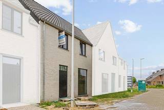 In de Koning Boudewijnstraat in Lauwe, in het woonproject Korenhof bieden wij momenteel deze prachtige gesloten bebouwing (lot 9) in een...