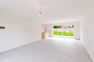 <p><span>Welkom bij nieuwbouwproject "COOPPALLAAN WETTEREN"</span></p><p><span> </span></p><p><span>Zeer gunstig gelegen op een boogscheut van Gent rijst dit prachtig nieuwbouwproject uit de grond. Vlakbij op- en afritten van de R4, E17 en E40 en op wandelafstand van alle voorzieningen zoals winkels, scholen en openbaar vervoer.</span></p><p><span> </span></p><p><span>Het project bestaat uit 9 stijlvolle woningen met 3 slaapkamers die worden afgewerkt met kwaliteitsvolle, duurzame materialen en voldoen aan alle comfort en de hoogste energie normen. Deze woningen staan dus garant voor comfortabel en energiezuinig wonen.</span></p><p><span> </span></p><p><span>De woningen beschikken zowel gelijkvloers als op de eerste verdieping over vloerverwarming. De warmtepomp zorgt tevens voor passieve koeling waardoor de woningen in de zomer makkelijk fris te houden zijn. Verder zijn ze ook uitgerust van zonnepanelen en een ventilatiesysteem D voor een optimaal binnenklimaat. De tuinen zijn voorzien van een terras en afsluiting. Tot slot zijn er private bergingen en autostaanplaatsen met de mogelijkheid tot elektrisch laden. </span></p><p><span> </span></p><p><span>GENIET NU VAN 6% BTW OOK ALS INVESTEERDER!</span></p><p><span>Dankzij het verlaagde btw-tarief van 6% kunt u flink besparen, zolang u aan de wettelijke voorwaarden voldoet.</span></p><p><span>Goed nieuws voor investeerders: ook bij vastgoed dat minstens 15 jaar wordt verhuurd, geldt nu het gunstige 6%-tarief. Zo verlaagt u niet alleen uw aankoopkosten, maar verhoogt u tegelijk het netto rendement van uw investering. </span></p><p><span> </span></p><p><span>Vragen of interesse? Aarzel dan niet om ons te contacteren op 0470 211 482 of via jari@immo-zone.be</span></p>