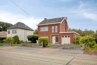 <p>Voor verdere info of een vrijblijvende waardebepaling van uw eigendom: kieran.dams@homixx.be of 016 792 901.<br /><br />Bent u op zoek naar een charmante woning met enorm veel potentieel op een gegeerde locatie? Homixx Vastgoed, uw professionele vastgoedpartner, stelt u graag deze vrijstaande woning met zonnige tuin voor.<br /><br />Bij het betreden van de woning komt u via de inkomhal terecht in de lichtrijke leefruimte, die uitnodigt tot gezellig samen zijn. Aansluitend bevindt zich de eetkamer en geïnstalleerde gesloten keuken met gasvuur. Het gelijkvloers beschikt tevens over een badkamer met een comfortabel ligbad en een toilet. Op de verdieping bevindt zich het nachtgedeelte met drie volwaardige slaapkamers. Praktische opbergruimte vindt u in de droge kelder. <br /><br />Een van de grootste troeven van deze eigendom is het zonnige perceel. Buiten geniet u in alle rust van de prachtig zuidwest-georiënteerde tuin, ideaal voor lange zomeravonden. Qua parkeergelegenheid bent u voorzien van een inpandige garage voor één wagen en drie buitenstaanplaatsen op de oprit. De woning wordt verwarmd op stookolie. Gelegen op een absolute toplocatie combineert dit pand een vlotte bereikbaarheid met een aangename woonomgeving.</p>