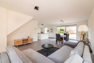 <strong>Bienvenue à Mourcourt ! Proche du centre, deux maisons jumelées seront bientôt construites par Hectaar.</strong><br /><br />Une architecture rural et des pièces spacieuses font de cette maison un endroit excellent pour votre famille.
<ul>
<li>trois chambres</li>
<li>garage interne</li>
<li>économes en énergie (E45)</li>
<li>finition de votre choix</li>
<li>de grands jardins</li>
<li>facilement accessible</li>
</ul>
Besoin de plus d'informations ? N'hésitez pas à nous appeler.<br />