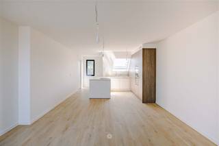 <p><span>Exclusieve duplex penthouse met zonneterras en panoramisch uitzicht</span></p><p><span> </span></p><p><span>Op de bovenste verdieping van residentie Mude, vinden we deze stijlvolle en energiezuinige penthouse met drie slaapkamers en een prachtig zonneterras. Bent u op zoek naar ruimte, licht en comfort met een hoogwaardige afwerking? Dan is deze instapklare penthouse misschien iets voor u! </span></p><p><span> </span></p><p><span>De belangrijkste troeven in een notendop: </span></p><ul><li><span>Zuidwestelijk georiënteerd terras met open zicht </span></li><li><span>Instapklaar en volledig geschilderd </span></li><li><span>Drie volwaardige slaapkamers </span></li><li><span>Twee badkamers voorzien van alle comfort</span></li><li><span>Private fietsenstalling met laadpunt voor elektrische fiets </span></li><li><span>Energiezuinige nieuwbouw </span></li></ul><p><span> </span></p><p><span>Indeling: </span></p><p><span>Inkomhal met gastentoilet, ruime en lichtrijke leefruimte met luxueuze open keuken en directe toegang tot het zuidwestgerichte terras. Aansluitend vind je een praktische berging/wasplaats, een eerste badkamer met douche en ligbad, en twee comfortabele slaapkamers. </span></p><p><span>Op de bovenverdieping treffen we een nachthal, een tweede badkamer en een derde slaapkamer. </span></p><p><span> </span></p><p><span>Wie vandaag kiest voor wonen in deze buurt, kiest niet alleen voor comfort, maar ook voor een strategische investering in een opkomende stadswijk. </span></p><p><span> </span></p><p><span>Belangrijk: </span></p><p><span>Richtprijs: 449.000,00 euro</span></p><p><span>Mogelijkheid tot aankoop aan 6% btw, mits voldaan aan de geldende voorwaarden. </span></p><p><span> </span></p><p><span>Interesse? Neem contact op met Axel Lenaerts makelaars voor meer informatie of een bezoek ter plaatse!</span></p>