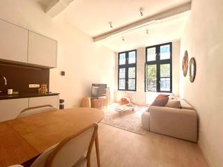 Super cosy appartement op topligging!<br /><br />Geniet van een karaktervolle duplex in Hartje Antwerpen aan de Groenplaats.<br /><br />Indeling:<br />Inkom, ingerichte keuken (inductiekookplaat, dampkap, vaatwasser, ijskast en diepvriezer) met berging, gezellige living met een plafondhoogte van 3.5m. <br />Toegang naar bovenste verdieping. Open slaapkamer met badkamer, toilet, douche, 2x lavabo, en aansluiting voor was- en droogmachine.<br />Zolder dienend als opbergruimte.<br />Bijzonderheden : Overal nieuwe dubbele beglazing, alarm, videofoon, individuele meters voor gas, water en elektriciteit. <br /><br />Huurprijs € 975,-/ maand + 25,00 euro,-/maand maandelijkse servicekosten. <br />Nutsvoorzieningen individueel. <br /><br />Beschikbaar vanaf 1 oktober 2026<br /><br />Contacteer ons snel voor een bezoek ter plaatse! U kan ons bereiken via immo@sidimex.be of 03 203 02 02.