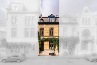 Achter deze prachtige gevel, gelegen in misschien wel de mooiste straat van Berchem, schuilt een gerenoveerde woning (2023) waar authentieke elementen en comfort perfect samenkomen. Bij het binnenkomen word je verwelkomd in een karaktervolle inkomhal met authentieke details zoals een originele tegelvloer en de indrukwekkende trap als blikvanger. Op het gelijkvloers bevindt zich bovendien een gastentoilet, een absolute meerwaarde. Vanuit de hal is er toegang tot een uitzonderlijk ruime, droge kelder die tal van mogelijkheden biedt. De grote leefkeuken bevindt zich eveneens op het gelijkvloers. Via de keuken bereik je het sfeervolle koertje, een heerlijke plek tijdens de zomermaanden. <br /><br />De eerste verdieping wordt volledig ingenomen door de ruime woonkamer. Dankzij het grote oppervlak is er niet alleen plaats voor een comfortabele zithoek maar ook voor een extra eetruimte. De recent geplaatste gashaard zorgt tijdens de herfst en wintermaanden voor extra sfeer en warmte. Authentieke elementen zoals de sierlijke plafondlijsten, de originele houten vloer, de hoge plafonds en grote raampartijen geven deze verdieping een unieke uitstraling. <br /><br />Op de tweede verdieping bevinden zich twee ruime slaapkamers. De grootste kamer is momenteel ingericht als kinderkamer, maar leent zich perfect als master bedroom. De tweede slaapkamer geniet dankzij een groot dakraam aan een overvloed van licht. Vanuit deze kamer leidt een trap naar het zonnige (niet-vergund) dakterras, waar je van de lente t/m de herfst in alle rust van de zon en het uitzicht kunt genieten. <br /><br />Ook de badkamer werd volledig gerenoveerd en is mooi afgewerkt. Dankzij een lichtkoepel baadt ook deze ruimte in het natuurlijk daglicht. <br /><br />Kortom, ben je op zoek naar een instapklare, karaktervolle woning met een gunstige EPC C in Zurenborg, dan nodigen we je graag uit op 31 juli, 1 of 2 augustus voor een bezoek. Voor meer informatie of om een bezichtiging te plannen neem gerust contact op via waterloostraat46@hotmail.com