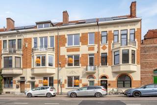 Gelegen aan de Tiensesteenweg in Kessel-Lo, op een boogscheut van het bruisende centrum van Leuven, vindt u dit schitterend gerenoveerde herenhuis. De woning combineert hedendaags comfort met het originele karakter van het pand, waardoor elke ruimte warmte en authenticiteit uitstraalt.<br /><br />Bij de renovatie is speciaal aandacht besteed aan energiezuinigheid, met hoogwaardige isolatie, moderne technieken en duurzame materialen. Dit resulteert in een uitstekende EPC-score van A, zodat u geniet van een comfortabel huis met lage energiekosten.<br /><br />Met een oppervlakte van 300 m² biedt het huis een ruime indeling, bestaande uit 5 slaapkamers en 2 moderne badkamers. Perfect voor een groot gezin of voor wie extra leefruimte wil.<br /><br />Aan de achterzijde beschikt de woning over een zonnig terras en een knus stadstuintje.<br /><br />Een unieke kans voor wie op zoek is naar een ruime, energiezuinige woning met karakter, in een toplocatie dichtbij alle voorzieningen van Leuven.<br /><br />Interesse? Neem contact op met Alexander via 0479 79 86 94 of alex@sophimo.be!