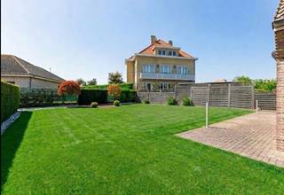 Te koop: ruime open villa in de Strandloperslaan te Westende, gelegen in een rustige residentiële wijk nabij scholen, openbaar vervoer en op slechts 800m van het strand.
<p> </p>

<p>Deze woning uit 1996 combineert een grote zongerichte tuin met veel lichtinval en ruime kamers. De groene, residentiële omgeving biedt rust en privacy, terwijl alle voorzieningen binnen handbereik zijn. Dankzij de open indeling en grote ramen geniet u in elke ruimte van een aangename sfeer en natuurlijke lichtinval.</p>

<p> </p>

<p>Belangrijkste ruimtes:<br />• Ruime living met grote ramen en toegang tot het terras<br />• Eetkamer aansluitend op de keuken<br />• Functionele keuken + bijkeuken met directe toegang tot de tuin<br />• 3 slaapkamers + optie op extra slaapkamer op het gelijkvloers<br />• 2 badkamers met douche en toilet<br />• Dubbele garage met extra berging<br />• Bijkeuken en aparte berging<br />• Zonnige tuin met tuinhuis</p>

<p> </p>

<p>Troeven:<br />• Grote zongerichte tuin<br />• Veel lichtinval in alle leefruimtes<br />• Dubbele garage</p>

<p> </p>

<p>Neem vandaag nog contact op met uw ERA-makelaar voor een bezoek.</p>

<p> </p>

<p>JOUW DROOMHUIS. ZO GEVONDEN!</p>