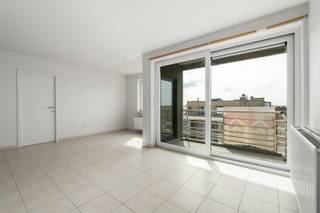 <p>Te koop: gezellig appartement in het hart van Sint-Idesbald, met vrij zicht op de villawijken en een zongericht terras.</p>

<p> </p>

<p>Dit appartement ligt op een toplocatie in het centrum, op wandelafstand van winkels, restaurants en het strand. Dankzij de ligging in een groene omgeving en nabij openbaar vervoer geniet je van zowel rust als bereikbaarheid. Het vrij uitzicht op de villawijken van Sint-Idesbald en het zonnige terras maken dit een ideale plek om te wonen of als tweede verblijf.</p>

<p> </p>

<p>Belangrijkste ruimtes:<br />• Living met veel lichtinval en toegang tot het terras<br />• Keuken met praktische indeling<br />• Slaapkamer met voldoende ruimte voor een dubbel bed<br />• Badkamer met douche en wastafel<br />• Apart toilet</p>
​​​​• Inkomhal met vestiaire

<p>• Zongericht terras met vrij uitzicht<br />Ruime bergin in de kelder</p>
​​​​​​

<p> </p>

<p>Troeven:<br />• Vrij zicht op de villawijken van Sint-Idesbald<br />• Zongericht terras<br />• Gelegen in het hart van Sint-Idesbald</p>

<p> </p>

<p>Neem vandaag nog contact op met je ERA-makelaar voor een bezoek.<br />058 51 92 95 of op simon@eraservimo.be</p>

<p> </p>

<p>JOUW DROOMAPPARTEMENT. ZO GEVONDEN!</p>