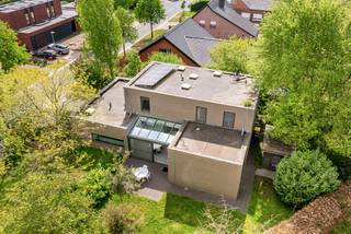 Moderne, vrijstaande woning op perceel van ca. 1.055 m² in het centrum van Oud-Turnhout, nabij supermarkt, winkels, openbaar vervoer,.. De woning werd gebouwd in 2011, heeft een bewoonbare oppervlakte van ca. 250 m² en een gunstig EPC label (A). Ze omvat mooie open leefruimten, 3 slaapkamers, 2 badkamers, een bureauruimte, een dubbele inpandige garage en een groene tuin rondom. <br /><br />Gelijkvloers: <br />U betreedt de woning via de inkomhal aan de linkerzijde van de villa. De hal met gastentoilet geeft links via een glazen deur toegang tot de zeer lichte woonruimte. Deze omvat een eethoek en zithoek met extra hoog plafond dat ruimtelijk effect creëert. De open keuken bevindt zich centraal in de woonruimte en is ingericht met gaskookplaat, heteluchtoven en grote spoelbak. Gezellige 2de eethoek aanpalende het terras dat bereikbaar is dmv grote schuifraam. Kantoorruimte bevindt zich aansluitend en beschikt over 2 bureauplaatsen en diverse inbouwkasten. De bergplaats met aansluiting voor wasmachine en aanwezigheid van spoelbak bevindt zich tussen de keuken en de inpandige garage. De garage met elektrische poort biedt tevens ruimte voor werkbank/opslag/fietsen. Eveneens toegang naar buiten dmv buitendeur in glas aanwezig in de garage. <br /><br />Verdieping: <br />De trap (met traplift) biedt vanuit de woonkamer toegang tot de bovenverdieping op parket. Hier treft u 1 ruime masterbedroom met aanpalende badkamer voorzien van inloopdouche, dubbele lavabo en toilet. Verder nog 2 kinderslaapkamers die een tweede douchekamer met douche, lavabo en toilet delen. <br /><br />Tuin: <br />De tuin op het zuidoosten is volledig ingesloten en biedt privacy. Serre en tuinhuis aanwezig. Twee terrassen aanwezig - één aan de woonruimte/keuken en één overdekt terras links naast de voordeur. <br /><br />Bijzonderheden: <br />- zeer gunstige ligging nabij het centrum van Oud-Turnhout. Winkels, openbaar vervoer en alle voorzieningen op wandel/fietsafstand bereikbaar. <br />- gunstig EPC van 95 kWh/m² (A label)<br />- 10 zonnepanelen + batterij<br />- verwarming op aardgas dmv vloerverwarming (glv + verdieping)<br />- regenwaterput, aangesloten op toiletten<br />- conforme elektriciteitskeuring - geldig tot 2037