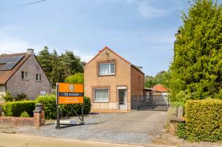 Deze te renoveren woning, gebouwd in 1958, is gelegen op een mooi perceel van 9 are 50 centiare aan de Oude Mechelsebaan in Langdorp. Dankzij de gunstige ligging geniet u van een rustige woonomgeving, terwijl het centrum van Aarschot met winkels, scholen, openbaar vervoer en andere voorzieningen zich op korte afstand bevindt. De woning beschikt over een EPC-label F, waardoor de renovatieplicht van toepassing is. Dit biedt u echter de ideale kans om de woning volledig naar eigen smaak en hedendaagse normen te vernieuwen. Met de huidige indeling als basis zijn er tal van mogelijkheden om de ruimtes anders in te delen en een comfortabele gezinswoning te creëren die volledig aansluit bij uw woonwensen. Het ruime perceel biedt bovendien voldoende plaats voor een mooie tuin, terras of andere buiteninrichting. Bent u op zoek naar een renovatieproject met veel potentieel op een aantrekkelijke locatie? Dan is deze eigendom beslist een bezoek waard.