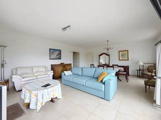 Twee slaapkamer appartement op topligging te Duinbergen.<br /><br />Indeling: lichtrijke woonkamer, aparte keuken, eerste slaapkamer met dubbel bed, tweede slaapkamer met stapelbed. badkamer met ligbad, toilet en lavabo. Groot zonneterras achteraan. Tuin vooraan.<br />Inclusief autostaanplaats in het gebouw.<br />Het appartement wordt gemeubeld verhuurd.<br />Huurprijs: 1500€ + 50€ voorschot syndickosten<br />
