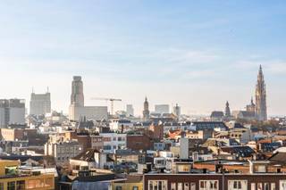<p><strong>2 slaapkamerappartement met terras en prachtig zicht over Antwerpen.<br /><br /></strong>Genieten vanuit je zetel met zicht op de grandeur van Antwerpen, een zicht waar je letterlijk nooit op uitgekeken geraakt. <br /><br />Dit ruim en lichtrijk appartement van ca. 128m2 biedt een tal van mogelijkheden.<br /><br />Bij het binnenkomen vinden we een aparte vestiaire ruimte terug waar jassen en schoenen afgescheiden van de leefruimte kunnen worden opgeborgen.<br /><br />Als we deze ruimte doorgaan komen we in de zeer ruime en lichtrijke leefruimte terecht (voorzien van voleiken parket) die zicht geeft op de skyline van Antwerpen met onder andere de iconische kathedraal in het vizier. Aan deze leefruimte is er tevens een mooie open keuken met kookeiland geplaatst. De keuken is voorzien van alle gebruikelijke toestellen.<br /><br />Naast de keuken bevindt zich ook nog een handige ruime was-en bergruimte waar aansluitingen voor wasmachine en droogkast zijn voorzien.<br /><br />In de nachthal bevinden zich 2 volwaardige slaapkamers, een badkamer met inloopdouche en 2 lavabo’s, een gastentoilet en nog een extra berging.<br /><br />Autostaanplaats in het gebouw mogelijks aan te kopen voor 40.000€<br /><br />Momenteel verhuurd aan 1.500 euro excl. kosten.<br /><br />Bent u benieuwd naar dit appartement?<br />Maak nu een afspraak met LISTED: +32 3 283 51 51.</p>