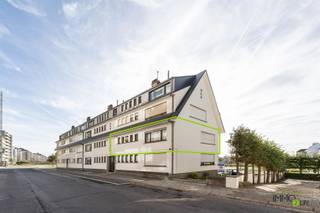 HEDENDAAGS 2-SLAAPKAMERAPPARTEMENT MET PARKEERPLAATS OP 50 M VAN DE ZEEDIJK MEER INFO: https://www.immo2life.be/nl/te-koop?view=detail&id=1276 De vraagprijs bedraagt 349.000 EURO en het appartement wordt momenteel verhuurd aan een maandelijkse huurprijs van 775 EURO (met jaarlijkse indexatie) + 50 EURO maandelijkse algemene lasten. Een investeringsopportuniteit voor wie vastgoed aan zee wil verwerven met onmiddellijke huuropbrengsten.Het betreft een hedendaags 2-slaapkamerappartement (82 m²) met parkeerplaats gelegen op de 1ste verdieping in de residentie "Westenwind" te Knokke-Heist. Het appartement geniet van een bijzonder aantrekkelijke ligging, op 50 m van de Zeedijk en vlakbij winkels, openbaar vervoer (tram 250 m), scholen en het centrum van Heist (mobiscore 7,9/10). Via diverse verbindingswegen (N31, N34, A11) bereikt u vlot de omliggende steden.Deze eigendom biedt alle hedendaags wooncomfort en de bouwfysische staat is uitstekend. Het gebouw, opgericht in 1967, onderging de voorbije jaren enkele renovaties: de gemeenschappelijke inkomhal werd gerenoveerd en voorzien van nieuwe parlofonie in 2025, ook de gevel werd herschilderd in 2025. De keuring van de elektrische installatie is volledig conform tot en met 18 januari 2040.De indeling is als volgt:1ste verdieping: inkomhal, 2 slaapkamers (12 m² en 6,8 m²), badkamer met douche en wastafel, apart toilet, lichtrijke woon- en eetkamer, aparte ingerichte keuken.buiten: 1 parkeerplaats per appartement op de gemeenschappelijke parkeerstrook achteraan het gebouw.