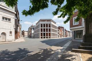 Appartement 03.02 | 122 m² | 2 slaapkamers
Op de bovenste verdieping geniet je van alle troeven van Residentie Alpha gecombineerd met een ruime woonoppervlakte van 122 m². De twee slaapkamers en hedendaagse technieken zorgen voor een hoog wooncomfort.
Vanuit dit appartement wandel je vlot naar het station, het stadscentrum, het Koning Albertpark en de Leieboorden.
Interesse in dit appartement? Contacteer nieuwbouwadviseur Janne voor meer info.