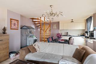 <strong><span>Duplex appartement met 2 slaapkamers (95 m²) in een halfopen bebouwing in hartje Scherpenheuvel.</span></strong><br />In het <strong><span>centrum van Scherpenheuvel</span></strong>, op wandelafstand van winkels, horeca en openbaar vervoer, bevindt zich dit <strong><span>duplex appartement op de eerste verdieping</span></strong> in een <strong><span>halfopen bebouwing</span></strong>. Een interessante opportuniteit voor <strong><span>starters, jonge koppels, alleenstaanden of investeerders</span></strong>.<br /><br />Het appartement beschikt over een <strong><span>praktische leefruimte</span></strong> met aansluitende keuken op de eerste verdieping. Dankzij de <strong><span>duplexindeling</span></strong> wordt wonen en slapen aangenaam gescheiden. Op het bovenste verdiep bevinden zich <strong><span>2 slaapkamers</span></strong>, wat dit appartement extra aantrekkelijk maakt voor wie ruimte en flexibiliteit zoekt.<br /><br />Hoewel er <strong><span>geen terras</span></strong> aanwezig is, maakt de <strong><span>uitstekende centrale ligging</span></strong> dit meer dan goed: alle voorzieningen liggen op wandelafstand.<br />Met een <strong><span>bewoonbare oppervlakte van 95 m²</span></strong> en een <strong><span>EPC-label D</span></strong> biedt dit duplexappartement mogelijkheden voor zowel <strong><span>eigen bewoning</span></strong> als een <strong><span>investeringspand met optimalisatiepotentieel</span></strong>.<br /><strong><span>Troeven:</span></strong>
<ul>
	<li>Duplex appartement op de 1ste verdieping</li>
	<li>95 m² bewoonbare oppervlakte</li>
	<li>Gelegen in een alleenstaand gebouw</li>
	<li>2 slaapkamers</li>
	<li>Functionele duplexindeling</li>
	<li>Centrale ligging in hartje Scherpenheuvel</li>
	<li>Geschikt voor starters, alleenstaanden, koppels of investeerders</li>
	<li>EPC D</li>
</ul>
<strong><span>Ruim en centraal wonen in een alleenstaand gebouw in Scherpenheuvel.</span></strong><br /><br /> 