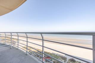 Dit formidabel pand biedt fenomenale, uitgestrekte zeezichten waardoor u zich bijna in de Noordzee zelf waant!<br /><br />De afwerkingsmaterialen bieden bovendien een mooie meerwaarde aan het geheel.  U kan beginnen dromen!<br /><br />EPC-waarde: 213 (Label C). Gemeubeld &amp; instapklaar.<br /> 
