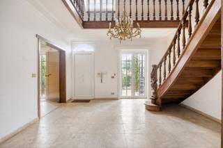 <p><strong>Riante villa in Franse stijl met uitstraling en klasse op een perceel van ruim 43 are - EPC klasse B (174)<br /><br /></strong></p>
<p>Deze uitzonderlijke villa in Franse stijl combineert elegantie, ruimte en hedendaags comfort op een prachtig perceel. Met een bewoonbare oppervlakte van circa 350 m² biedt deze eigendom een unieke woonbeleving voor wie op zoek is naar luxe, privacy en karakter.<br /><br /></p>
<p>De villa beschikt over 5 volwaardige slaapkamers en 2 badkamers, ideaal voor grote gezinnen of wie graag royaal woont. De lichtrijke leefruimtes ademen charme en klasse, terwijl de hoogwaardige afwerking en authentieke uitstraling zorgen voor een tijdloos geheel.<br /><br /></p>
<p>Buiten geniet u van een verwarmd zwembad, omringd door een prachtig aangelegde tuin waar rust en privacy centraal staan. Het multifunctionele bijgebouw biedt tal van mogelijkheden, zoals een praktijkruimte, atelier, hobbyruimte, kantoor of extra opslag.<br />Ook voor paardenliefhebbers vormt deze eigendom een buitenkans dankzij de mogelijkheid om paarden te houden op het ruime terrein.<br /><br /></p>
<p>Op technisch vlak werd eveneens sterk geïnvesteerd:</p>
<ul>
<li>EPC klasse B</li>
<li>40 zonnepanelen met groene stroomcertificaten tot 2030</li>
<li>Nieuw dak (2017)</li>
<li>Nieuwe ramen in aluminium met driedubbele beglazing (2022)</li>
</ul>
<p>Verder beschikt de woning over een dubbele garage en ruime parkeermogelijkheden.<br /><br /></p>
<p>Een unieke villa met prestige, comfort en een uitzonderlijke uitstraling, gelegen in een groene omgeving op een boogscheut van Tienen. <br /><br /></p>