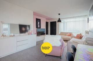 Kijkdag zaterdag 6 december van 10u tot 12u. Plan snel uw afspraak in voor deze topper!<br />Deze recente halfopen bebouwing uit 2021 biedt een ideale combinatie van comfort, energiezuinigheid en een landelijke ligging dichtbij het centrum van Aartrijke. De woning beschikt over een lichtrijke leefruimte met open, volledig ingerichte keuken en directe toegang tot het zonnig terras en de tuin. Dankzij de uitstekende isolatie, CV op aardgas, ventilatie C+ en 8 zonnepanelen geniet je hier van een lage energiefactuur (label A, geen renovatieplicht). Op het gelijkvloers vind je verder een praktische berging, een extra buitenberging, ideaal voor fietsen, en een apart toilet. De eerste verdieping omvat drie volwaardige slaapkamers, een mooie badkamer met dubbele lavabo en douche, en een tweede apart toilet. Buiten kan je genieten van een onderhoudsvriendelijke tuin rondom de woning en een ruim terras. De carport met bijkomende parkeerplaats en de oprit maken het plaatje compleet. Met een regenwaterput van 10.000 liter, vliegenramen, veel opbergruimte en moderne afwerking is dit een instapklare woning waar je meteen kan thuiskomen. Kortom, een energiezuinige en perfect onderhouden gezinswoning op een aangename en rustige locatie.<br />De vermelde prijs is een richtprijs. Elk bod hoger of lager dan de vermelde prijs wordt overgemaakt aan de eigenaar die zich het recht voorbehoud om dit al dan niet te aanvaarden. EPC: 73 kWh/m² (Vg, Wg, Gmo, Gvkr, Gvv) Ref. OU28344